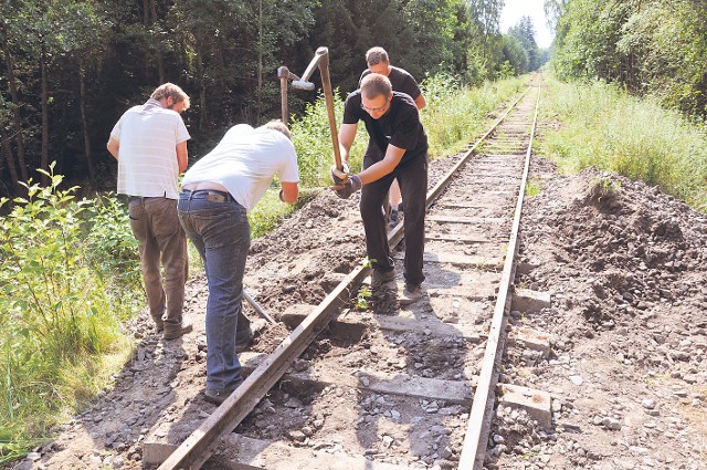 Na trasie kolejki do Rosnowa wolontariusze TMKW prowadzą roboty związane z obsypywaniem wcześniej ułożonego torowiska.