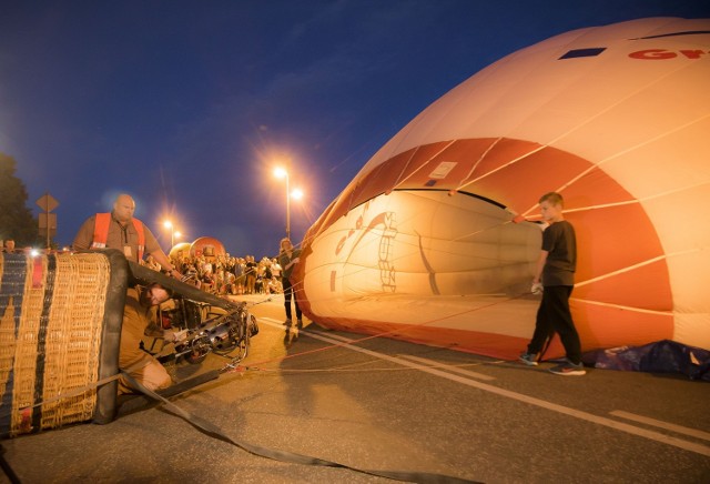 Stawianie balonuW ramach Święta Województwa odbyła się regionalna fiesta balonowa. Jednym z jej elementów było wieczorne stawianie balonu na bulwarze filadelfijskim.