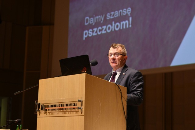 Bogdan Konopka, Świętokrzyski Wojewódzki Lekarz  Weterynarii podczas konferencji pszczelarskiej w Kielcach.