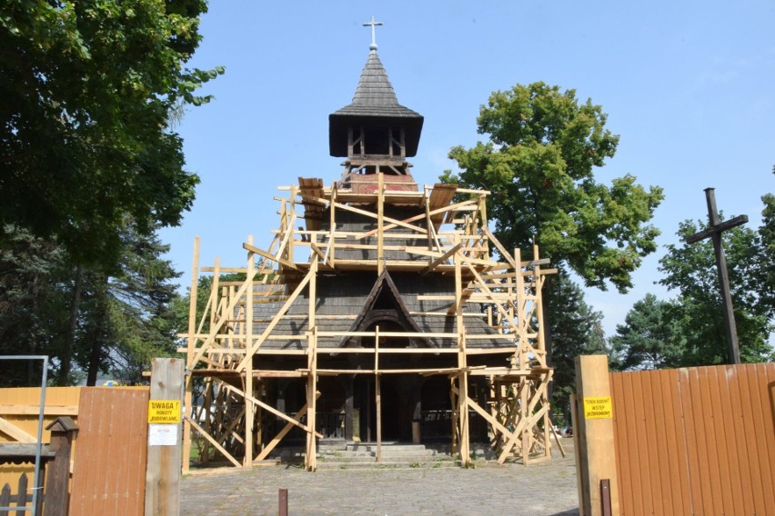 Drewniany zabytkowy kościół Białogonie w Kielcach jest remontowany. Zniknęło całe wyposażenie. Co się zmieni? Zobacz zdjęcia 