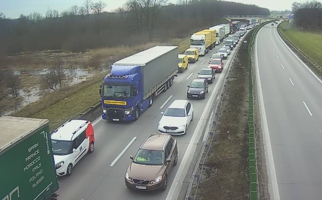 Korek po wypadku trzech pojazdów na autostradzie A4. Jeden z pasów jest zablokowany.