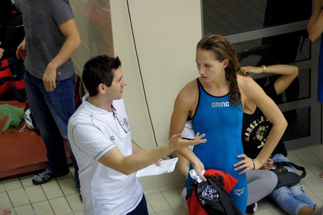 Piotr Gęgotek zajmuje się szkoleniem i tłumaczy na język polski pływacki podręcznik „Swimming Fastest”