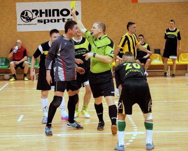 Bramkarz Chełmży Futsal Team Szymon Ciesielski otrzymał żółtą kartkę od sędziego Jakuba Szuprytowskiego za nieprzepisowy wślizg w meczu z Unisław Friends. Na szczęście jego koledzy utrzymali do końca remis 3:3.
