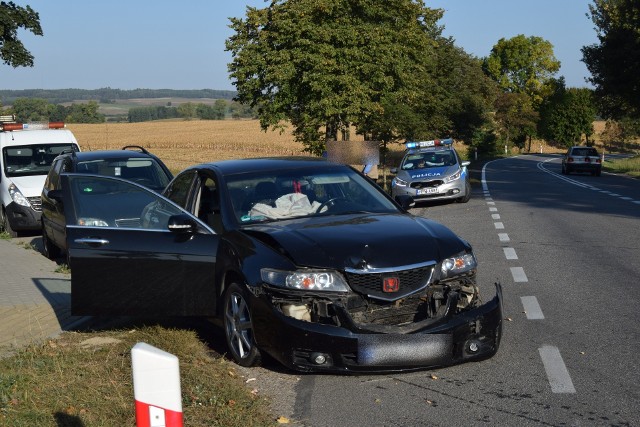 W środowy poranek na drodze krajowej nr 11 na rogatkach Szczecinka w okolicach skrzyżowania na Skotniki doszło do zderzenia trzech pojazdów. W miejscu zdarzenia należy spodziewać się utrudnień w ruchu. Na szczęście nikomu nic się nie stało.Zobacz także Wypadek na DK11 w Turowie. Motocykl zderzył się z autem osobowym