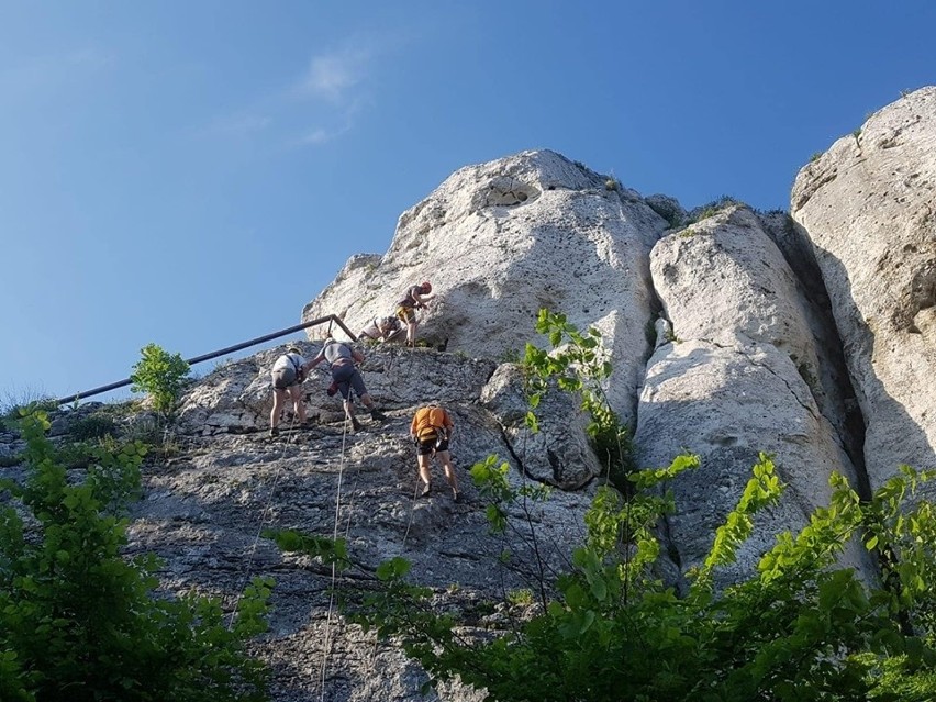 Przyszli ratownicy Grupy Beskidzkiej GOPR szkolili się na skałkach Góry Birów ZDJĘCIA