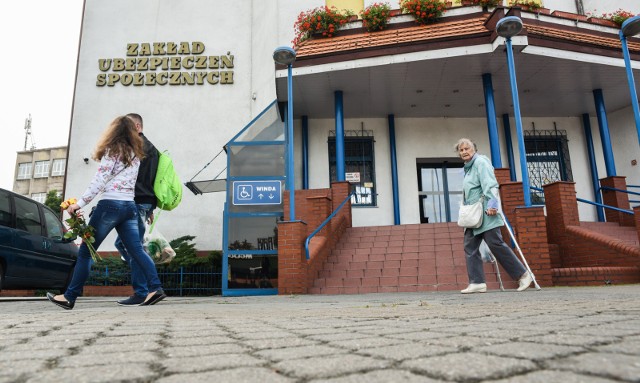 Na 2022 rok rząd w ramach Polskiego Ładu przygotowuje szereg zmian. Mają one dotyczyć m.in. senior&oacute;w z najniższymi emeryturami. Osoby z najniższym świadczeniem zostaną zwolnione z płacenia podatku. Będzie to dla nich oznaczać więcej pieniędzy w kieszeni. Zobacz, ile będzie można zyskać na zmianach w emeryturach w 2022 roku. &quot;Fakt&quot; podał wyliczenia brutto i netto. Szczeg&oacute;ły na kolejnych stronach ----&gt;