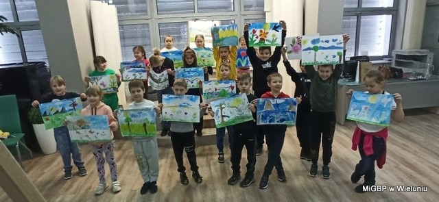Elena Mirzajewa, która do Wielunia przeprowadziła się z Uzbekistanu, poprowadziła pierwsze z cyklu zajęć zajęcia plastyczne dla ukraińskich dzieci