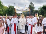 Procesja Bożego Ciała w parafii świętego  Kazimierza Królewicza w Ostrowcu Świętokrzyskim. Zobacz zdjęcia