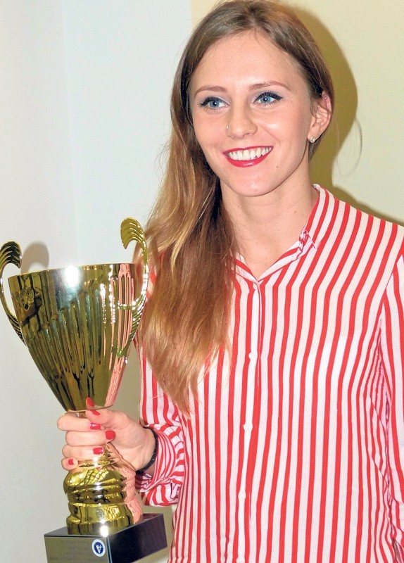 Danuta Urbanik wygrała wewnątrzklubową rywalizację w Vic-torii Stalowa Wola i otrzymała okazały puchar. Przed nią teraz start w mistrzostwach Polski i kwalifikacje do mistrzostw Europy.