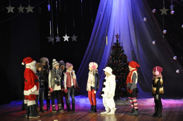 Spektakl w wykonaniu grupy teatralnej BIM BOM pod tytułem „Gdzie jesteś Święty Mikołaju.