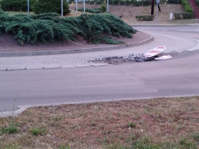 Dziura w rondzie w Krośnie Odrzańskim, którą kierowcy omijają od dwóch miesięcy.