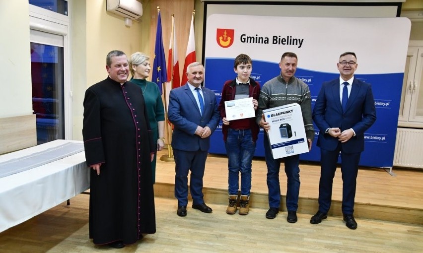 Uzdolniona młodzież z gminy Bieliny została nagrodzona! To grupa stypendystów i laureatów w konkursie. Zobaczcie zdjęcia