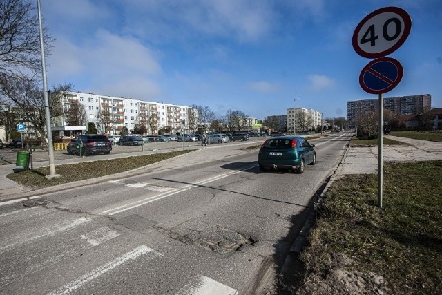 Ul. Akademicka w Koszalinie zostanie poddana frezowaniu, studzienki kanalizacyjne zostaną wyrównane, a wylanie dwóch warstw asfaltu poprzedzi zabezpieczenie drogi siatką wzmacniającą