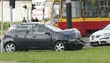 Wypadek na alei Włókniarzy. Ford przewrócił się na bok [zdjęcia]