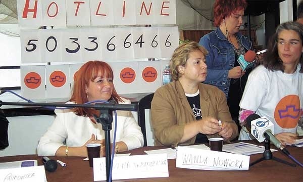 Na konferencji feministki podały numer infolinii uruchomionej przez Fundację "Kobiety na falach&#8221;.