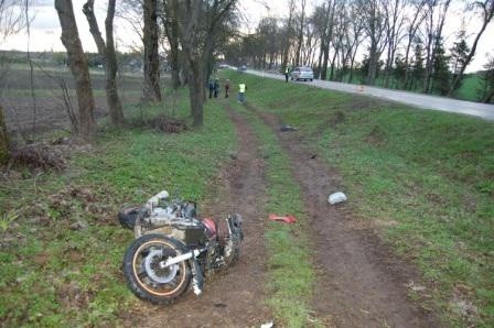 Motocykl uderzył w barierkę ochronną. Poszkodowany z otwartym złamaniem kończył został przetransportowany do szpitala.- Policjanci zabezpieczyli teren na którym doszło do tych wypadków, przesłuchali świadków, zabezpieczyli ślady i przeprowadzili oględziny miejsc zdarzeń i pojazdów - mówi asp. Tomasz Jegliński z z Komendy Powiatowej Policji w Olecku.