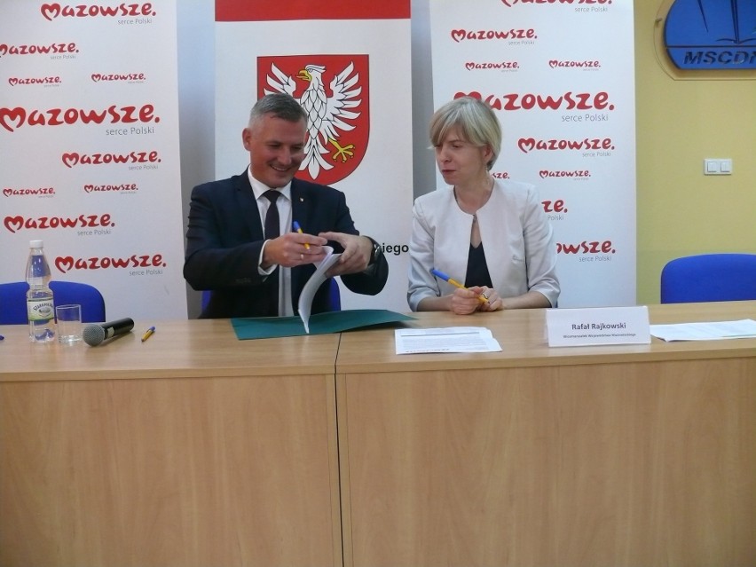 Umowę podpisali, od lewej: wicemarszałek Rafał Rajkowski,...