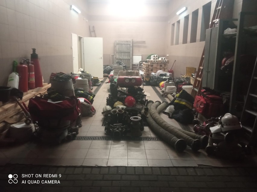 Strażacy z powiatu jędrzejowskiego odpowiedzieli na apel o pomoc Ukrainie. Przekazali sprzęt [ZDJĘCIA]