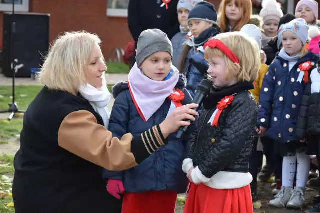 Podniosłą uroczystość wciągniecia flagi Polski na nowy maszt na skwerze GP nr 1 w Sępólnie uświetniły występy dzieci.