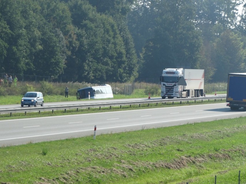 Wypadek na A2. Przewrócił się autokar z dziećmi. Wycieczka z...