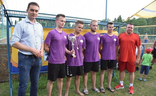 Zwycięska drużyna KSS Gol oraz Tomasz Zbróg, dyrektor Oddziału Totalizatora Sportowego w Kielcach i Marek Brudek, prezes ŁKS Probudex Łagów.