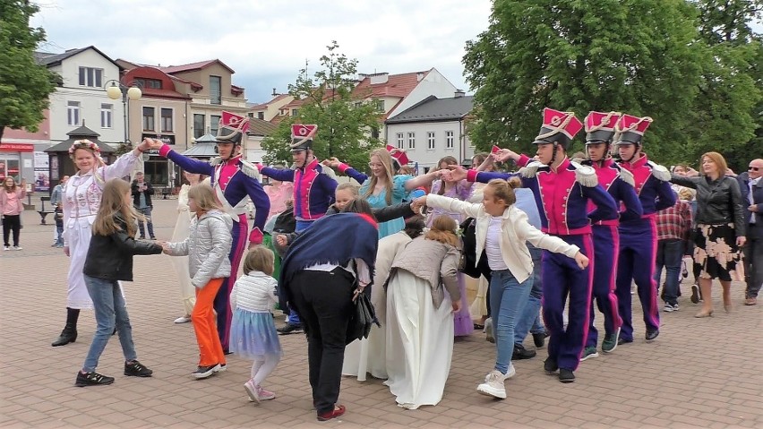 Na Rynku w Tarnobrzegu zatańczyli poloneza i czytali Pana Tadeusza. Był to finał projektu "Ożywiona biblioteka". Zobacz zdjęcia