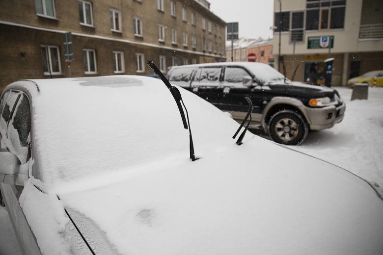 Po nocy kierowcy musieli odśnieżać zasypane auta.