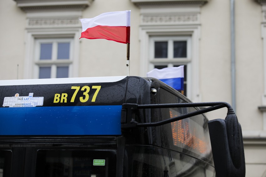 Kraków. Miejskie tramwaje i autobusy udekorowane flagami [ZDJĘCIA]