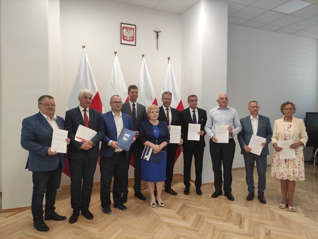 Samorządowcy z woj. podlaskiego podpisali umowy na dofinansowanie do szkolnych stołówek (27.06.2022)