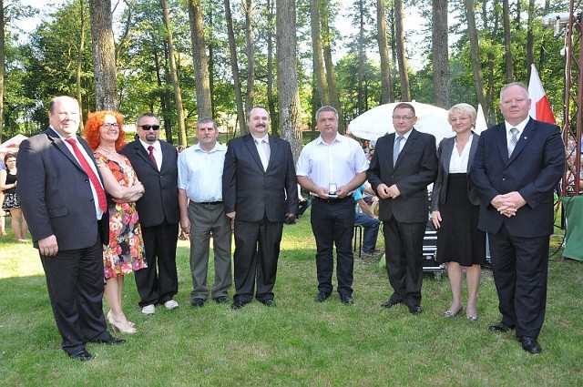 Uhonorowani odznaczeniami: Leszek Pękala, Stefan Szambelan, Dariusz Młodawski, Bogusław Jakóbczyk, Stanisław Stanik z wiceminister Beatą Oczkowicz, kurator Małgorzatą Muzoł, posłem Markiem Gosem i starostą Bogdanem Soboniem