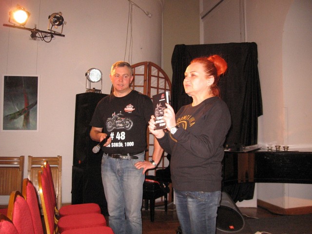 Książkę księdza Leszka Domagały (z lewej), prezentuje Beata Drozdowska, dyrektor Łaźni.