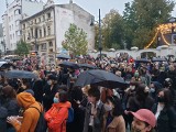 Pogrzeb Praw Kobiet w Łodzi. Głośny protest na ul. Piotrkowskiej! "Precz z Kaczorem!", "Je... PiS" - kobiety wypowiedziały wojnę 