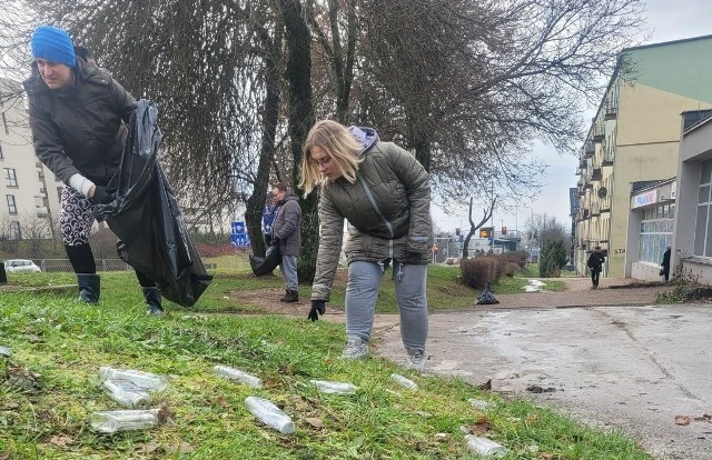 Mnóstwo butelek po alkoholu na trawniku w Kielcach. Sprawy w swoje ręce wzięły osoby z niepełnosprawnościami. Zebrały sześć worków butelek