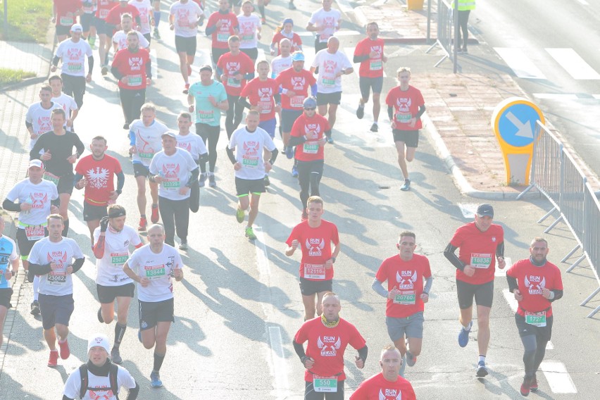 Około 25 tysięcy biegaczy zmaga się z 10-kilometrową trasą...