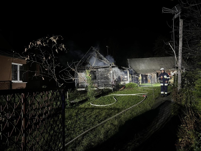 Tragiczny pożar drewnianego domu w Kalnikowie. Strażacy odkryli zwęglone zwłoki [ZDJĘCIA]