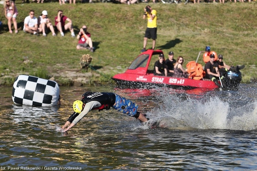 Zobacz niezwykłe pokazy na flyboardach (FILMY, ZDJĘCIA)