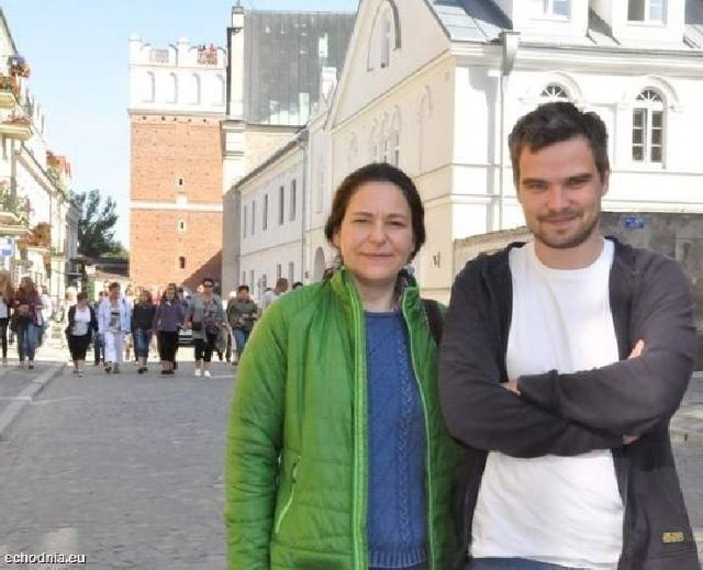 Zygmunt Miłoszewski z tłumaczką Antonią Lloyd-Jones w Sandomierzu. Pisarz zapoznawał tłumaczkę z miejscami opisanymi z &#8222;Ziarnie prawdy&#8221;.