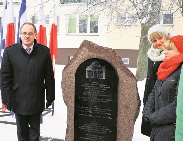 Prezydent Czesław Renkiewicz i Lucy Lisowska (pierwsza z prawej) przy suwalskiej tablicy