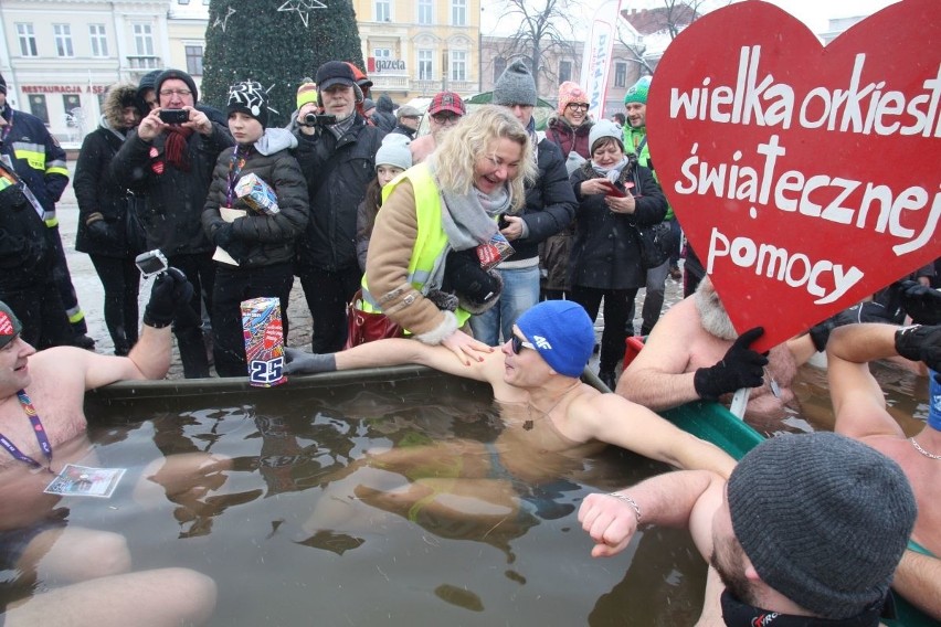 25 Finał WOŚP w Kielcach. Biegacze, morsy, karatecy i mnóstwo zabawy na Rynku (WIDEO, zdjęcia)