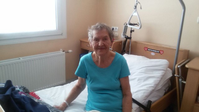 90-letnia pani Zofia cieszy się sprawnością dzięki specjalistycznej opiece w szpitalu geriatrycznym w Katowicach-SzopienicachLeczenie chorych na geriatrii jest o 1,3 tys. zł tańsze niż na internie