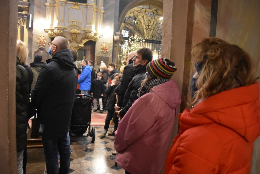 Trzej Królowie i wierni modlili się w Bazylice Katedralnej w Kielcach. Mszy w uroczystość Objawienia Pańskiego przewodniczył biskup Florczyk