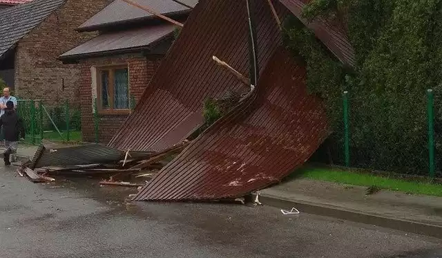 Zerwany dach z domu jednorodzinnego w Radominie to najpoważniejsza strata, którą w regionie spowodowała wichura (zdjęcie ilustracyjne)