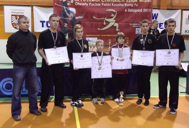 Trener Andrzej Curpryjak-Socha i jego podopieczni, którzy z dobrej strony pokazali się na zawodach Pucharu Polski w Krakowie.