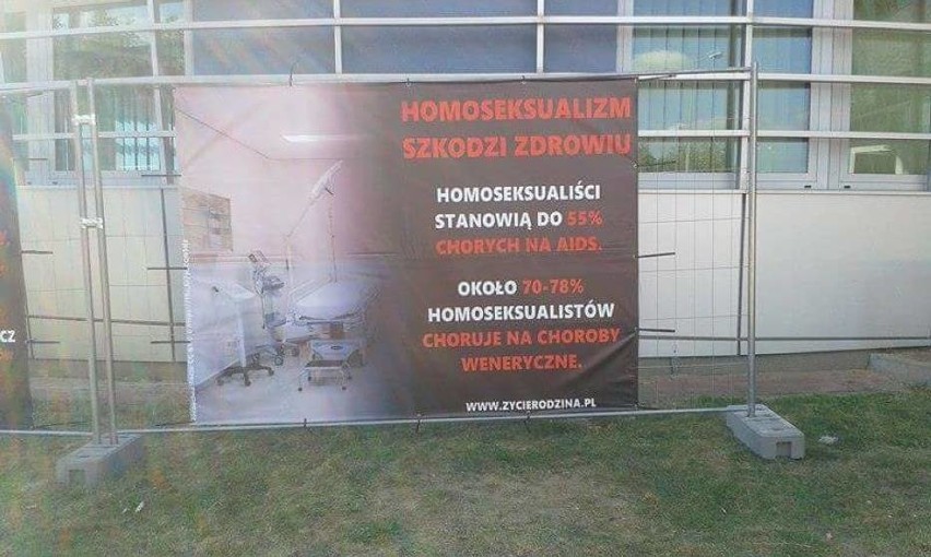 Homofobiczna wystawa "Stop dewiacji" w Opocznie
