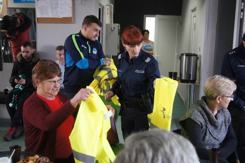 Dla bezpieczeństwa dziadków i wnuczków. Akcja policji i MOSIR w Radomsku [ZDJĘCIA+FILM]