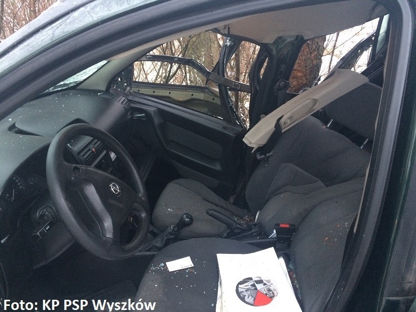 Wypadek na DK 62: opel uderzył w drzewo [ZDJĘCIA]