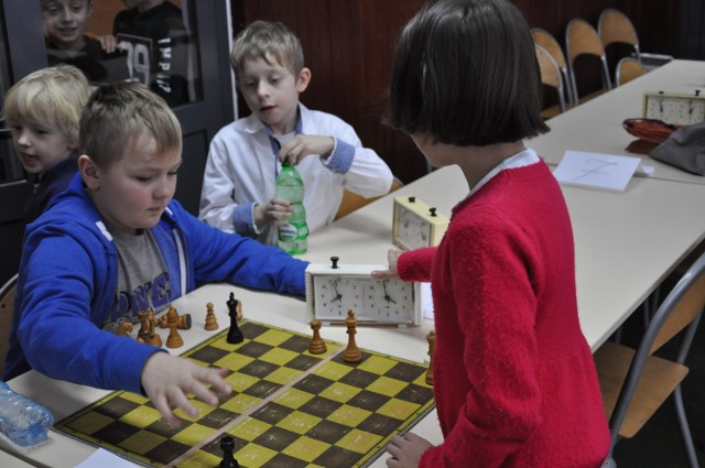Blisko trzydziestu młodych szachistów przez ponad trzy godziny rywalizowało w środowe przedpołudnie w SP 2