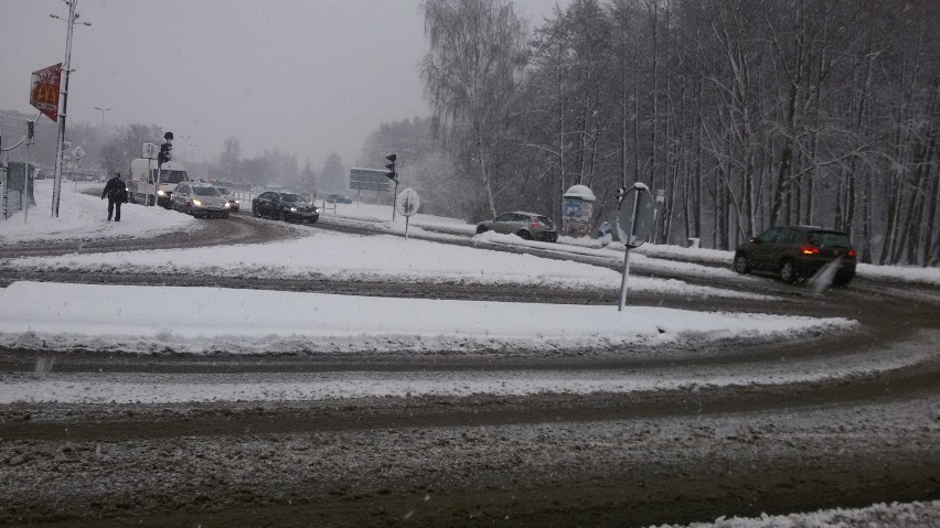 Jastrzębie: Śliska nawierzchnia, miasto zasypane śniegiem