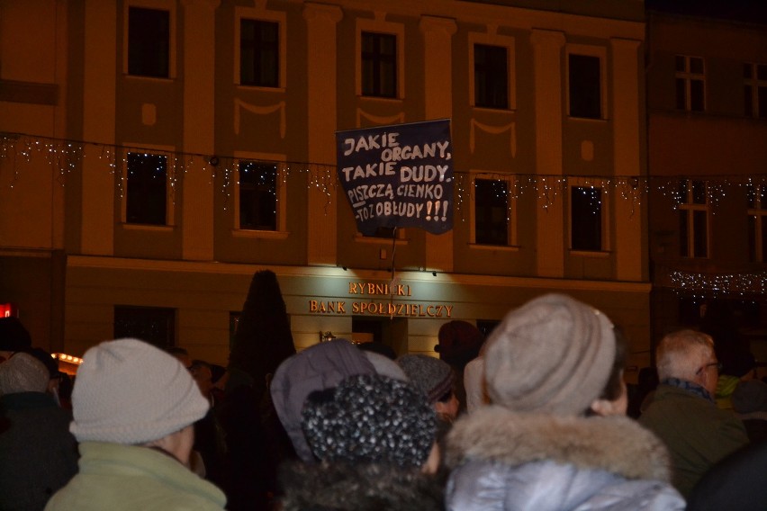 Kilkaset osób protestowało na rybnickim rynku - był też prezydent i radni [ZDJĘCIA I FILM]