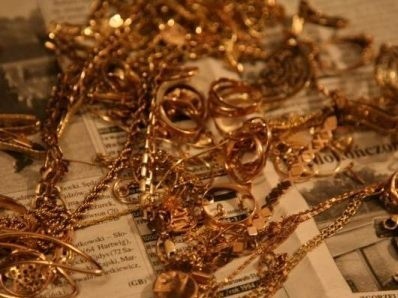Policjanci znaleźli przy złodziejach złoto i pieniądze z kradzieży.